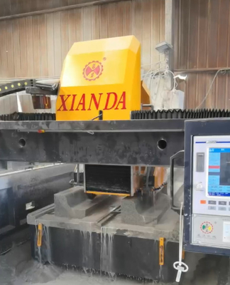 Lineare Schneidmaschine mit flacher Schneidfläche