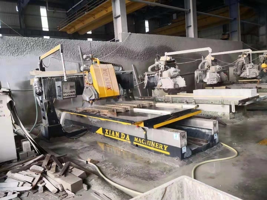 Effiziente Schneidmaschine für die lineare Profilierung von Steinmaterial