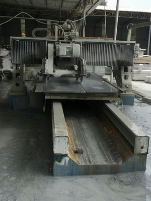 Effiziente Schneidmaschine für die lineare Profilierung von Steinmaterial
