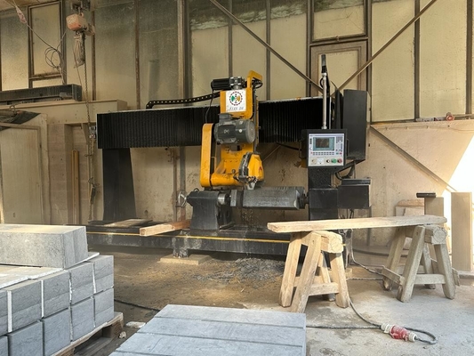 Zwei Stück Baluster-Säulen-Schneidemaschine mit hoher Schneidkraft und 7,5 kW Hauptmotor