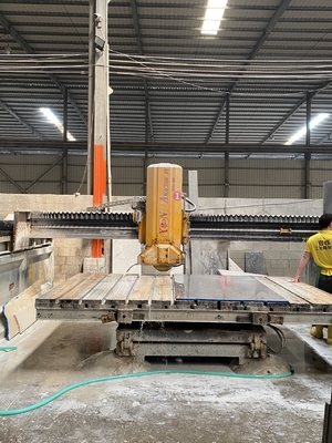 Automatische Brückenschneidemaschine mit Sicherheitssystem, Wechselstromversorgung und 2200-2800 mm Bladeschnitt