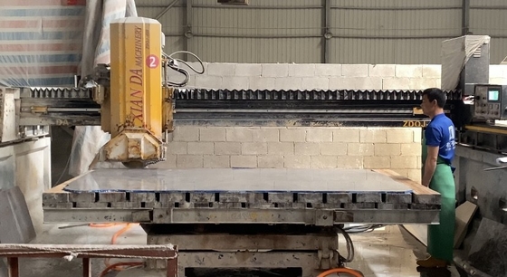 Automatische Brückenschneidemaschine mit Sicherheitssystem, Wechselstromversorgung und 2200-2800 mm Bladeschnitt