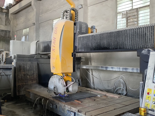 5100 kg Brückenschneidemaschine mit automatischer Tischbewegung 15m3/h Wasserverbrauch