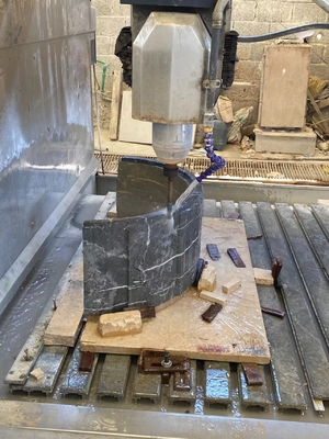 Stabil laufende 4-Achsen-Bogen-Slab-Säulen-Schnitzmaschine