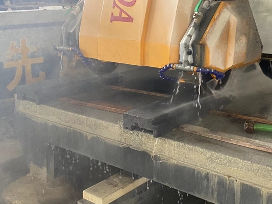 Automatische CNC-Drei-Achsen-Linienschneid- und Fräsmaschine