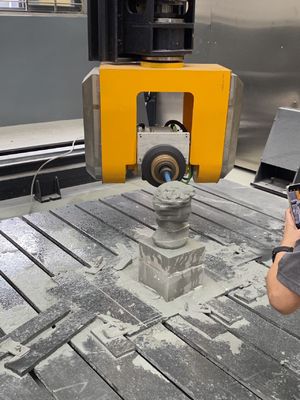 Sicherheitseinrichtung Brückensäge Schneidmaschine mit Bruttogewicht 5100kg und Bruttopower 57/67kw