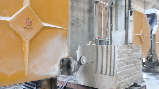 Steinschneidemaschine mit 16,7 m Schneiddraht
