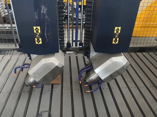 Xianda 4-Achsen-Hochpräzisions-CNC-Schnitzmaschine mit 0,02 mm Positionierungsgenauigkeit und 5,5 kW Spindelleistung