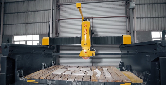 Xianda italienische CNC Multifunktionelle Arbeitsplatte Bearbeitungszentrum 5 Achsen Brücke Säge Stein Schneidemaschine