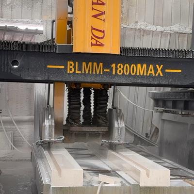 Hochleistungsmaschine für das lineare Schneiden und Fräsen mit doppelter Balkenbrücke für die großflächige Herstellung spezieller Formen