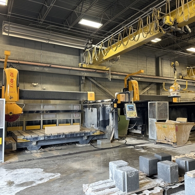 Automatische Tischbewegung Brücke Säge Schneidemaschine mit 18,5 kW Leistung und Bruttogewicht von 8000kg