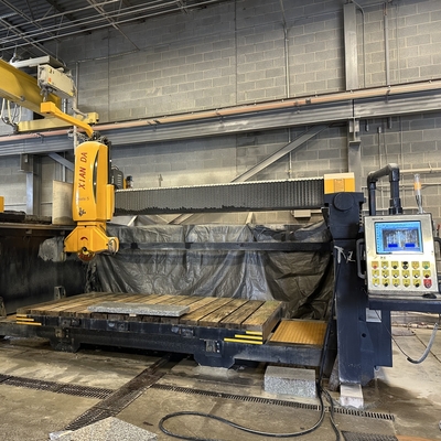 Automatische Tischbewegung Brücke Säge Schneidemaschine mit 18,5 kW Leistung und Bruttogewicht von 8000kg