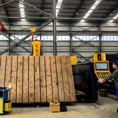 Automatische Tischbewegung Brücke Säge Schneidemaschine mit 18,5 kW Leistung und Bruttogewicht von 8000kg