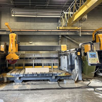 Präzises Schneiden mit 5-Achsen-Stein-Schneidemaschine und maximale Hebereise von 500 mm
