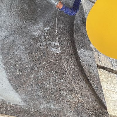 Präzises Schneiden mit 5-Achsen-Stein-Schneidemaschine und maximale Hebereise von 500 mm