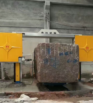 Maschine zum Schneiden von Steinen mit Diamantdrahtsäge für die Profilierung