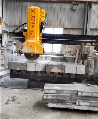 Hochgeschwindigkeits-Vier-Säulen-Mitte-Block-Schneidemaschine mit 29/37kw Bruttoleistung für Präzisionsschneiden