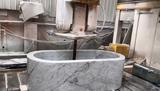 5-Achsen-CNC-Router mit 20 kW BT40 Spindel Wahre 5-Achsen-Synchronsteuerung und Hybrid-Tischdesign für das Präzisionssteinschneiden