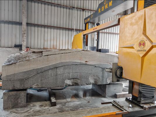 Gantry-bewegliche Hochleistungs-Diamantdrahtsäge mit maximaler Bearbeitungsgröße von 3500*3500*2200mm und CNC/PLC-Steuerung für hochpräzises Steinschneiden