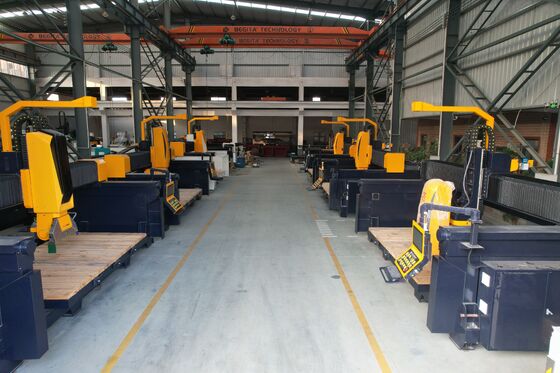 Automatische 5-Achsen-Brücken-Schneidmaschine mit DDX-System für die 3200×2000×180mm-Steinbearbeitung
