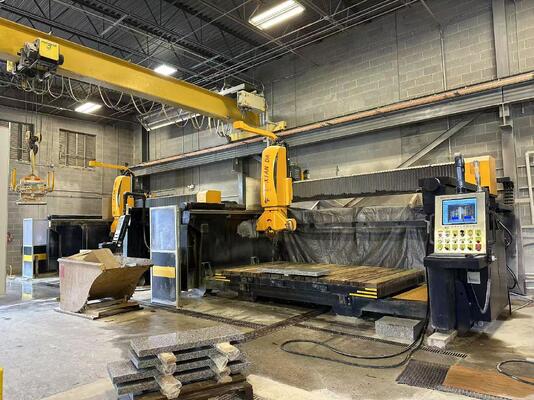 Automatische 5-Achsen-Brücken-Schneidmaschine mit DDX-System für die 3200×2000×180mm-Steinbearbeitung