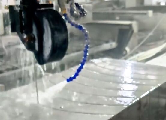 CNC-gesteuerte vertikale Drahtsäge Maschine 3-Achsen-Verknüpfung gekrümmter Bordsteinschnitt