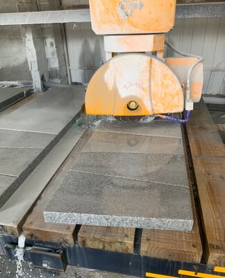 4+1 Achsenbrückenschneidemaschine mit 3200x2000mm Arbeitstisch und 15kw/18.5kw Motorleistung für das Präzisionssteinschneiden
