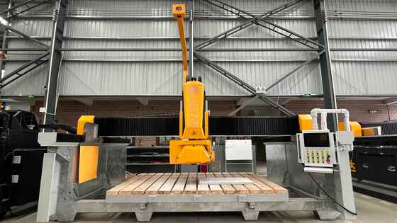 4-Achsen Intelligente Brückensteinsäge mit 600mm Sägeblatt, High-End CNC-System für die Bearbeitung von Granit- und Marmorplatten