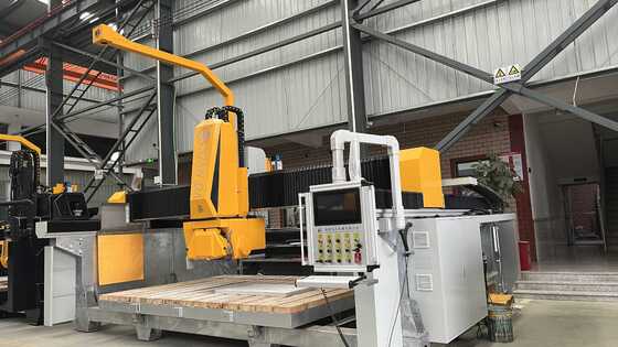 4-Achsen Intelligente Brückensteinsäge mit 600mm Sägeblatt, High-End CNC-System für die Bearbeitung von Granit- und Marmorplatten