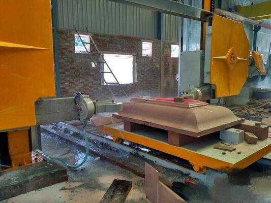 4-Achsen CNC-Diamantdrahtsäge mit 360°-Servo-Drehtisch, 16-Flächen-Gleitbahn und 28 Rollenradhub für Marmor und Granit