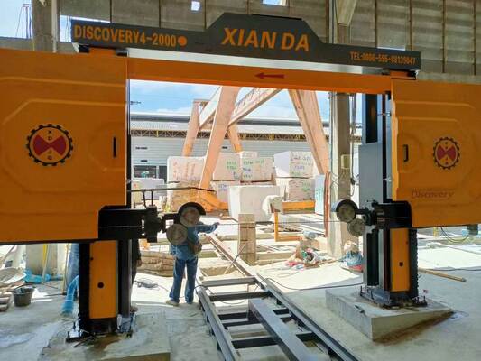 4-Achsen CNC-Diamantdrahtsäge mit 360°-Servo-Drehtisch, 16-Flächen-Gleitbahn und 28 Rollenradhub für Marmor und Granit