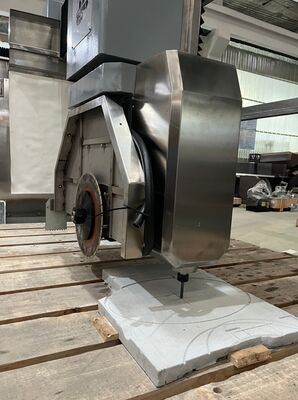 5-Achs-Brückensäge für Stein mit italienischem DDX-System, 900-mm-Sägeblatt und einer Schnittgenauigkeit von ±0,1 mm