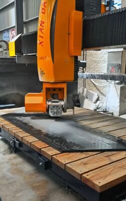 5 Achsen Brückensäge Schneidmaschine mit 15kw Hauptleistung und automatischer Tischbewegung