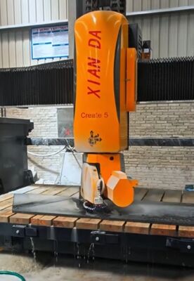5 Achsen Brückensäge Schneidmaschine mit 15kw Hauptleistung und automatischer Tischbewegung