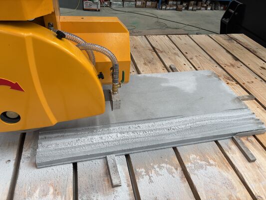 5 Achsen Brückensäge Schneidmaschine mit 15kw Hauptleistung und automatischer Tischbewegung