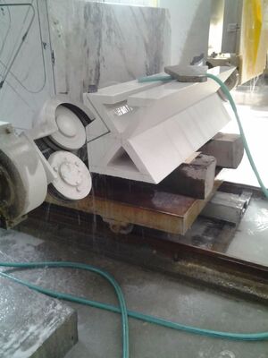 Automatische CNC-Diamantdrahtsäge mit 15 kW Hauptmotor für 20-40 m/h Steinschnitt