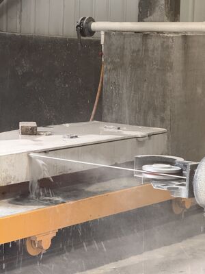 XIANDA CNC-2500SA Hochpräzisions-CNC-Diamantdrahtsäge mit 20 Tonnen Lastkapazität und 360-Grad-Servo-Rotationstisch für Steinprofiling