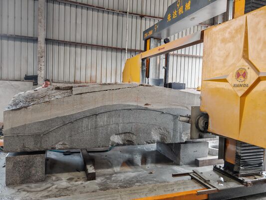 Gantry bewegliche CNC-Drahtsäge mit Vier-Flugrad für das Schneiden von großen Steinblöcken 3500 × 3500 × 2200 mm