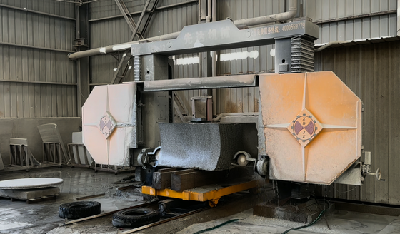 DTWS-2000SA CNC-Diamantdrahtsäge mit hoher Schnittgenauigkeit und 360° Drehung für die Steinprofilierung