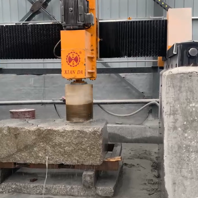 Vertikale CNC-Diamantdrahtsäge mit 360° A-Achsen-Rotation und Dauermagnet-Hauptmotor für 2300 mm Steinprofiling