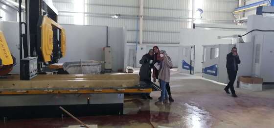 4-Achsen CNC-Diamantdrahtsäge mit 360°-Servo-Drehtisch und 20-Tonnen-Tragfähigkeit für Steinschnitte