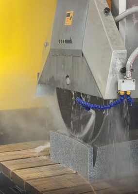 5 Achsen CNC-Brückensäge-Schneidemaschine mit 360° Blattrotation und 3200x2000mm Verarbeitungsgröße für die Steinfabrikation