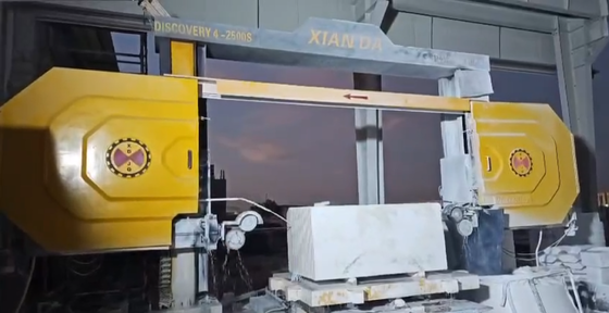 Xianda 4-Achsen CNC-Diamantdrahtsäge mit 360°-Servo-Drehtisch und 20-Tonnen-Tragfähigkeit für Steinschnitte
