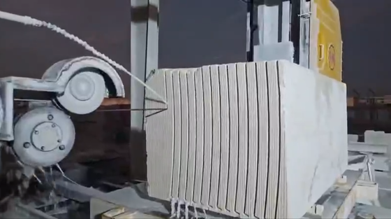 Xianda 4-Achsen CNC-Diamantdrahtsäge mit 360°-Servo-Drehtisch und 20-Tonnen-Tragfähigkeit für Steinschnitte