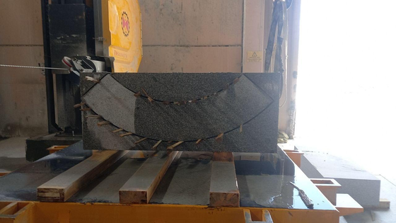 Xianda 4-Achsen CNC-Diamantdrahtsäge mit 360°-Servo-Drehtisch und 20-Tonnen-Tragfähigkeit für Steinschnitte