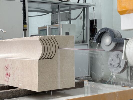 CNC Diamantdrahtsäge mit 360° drehbarem Tisch und 15KW Spindel für hohe Schnittpräzision