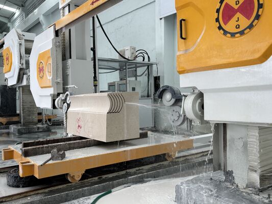 CNC Diamantdrahtsäge mit 360° drehbarem Tisch und 15KW Spindel für hohe Schnittpräzision
