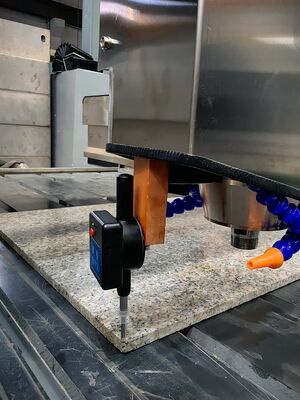 Elektrisch angetriebene CNC-Steinmetzmaschine mit 0,02 mm Präzision und 15 m/min Luftgeschwindigkeit für taktile Pflastersteine