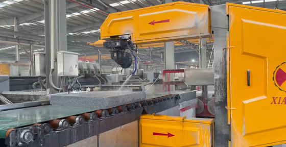 Vertikale CNC-Drahtsäge-Maschine.